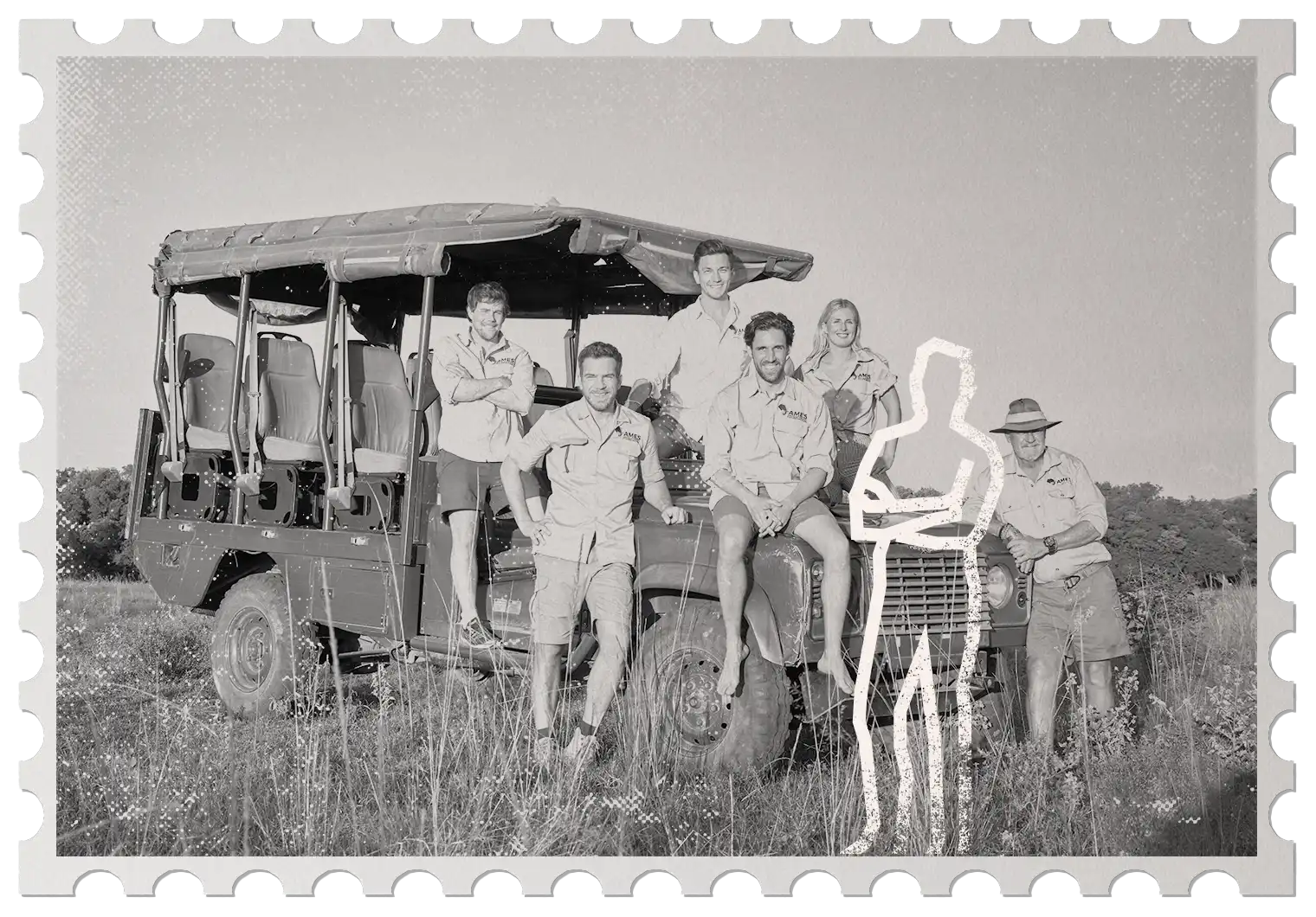 Schwarz-weisses Teambild vor Safari-Jeep mit eingezeichnetem Personen-Umriss in Retro-Briefmarken-Optik.