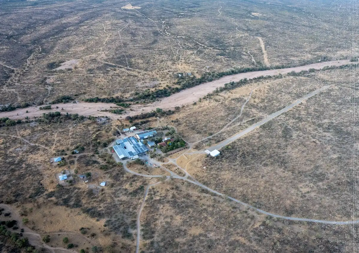 Luftaufnahme eines kleinen Flughafens und von Forschungseinrichtungen in der Savanne
