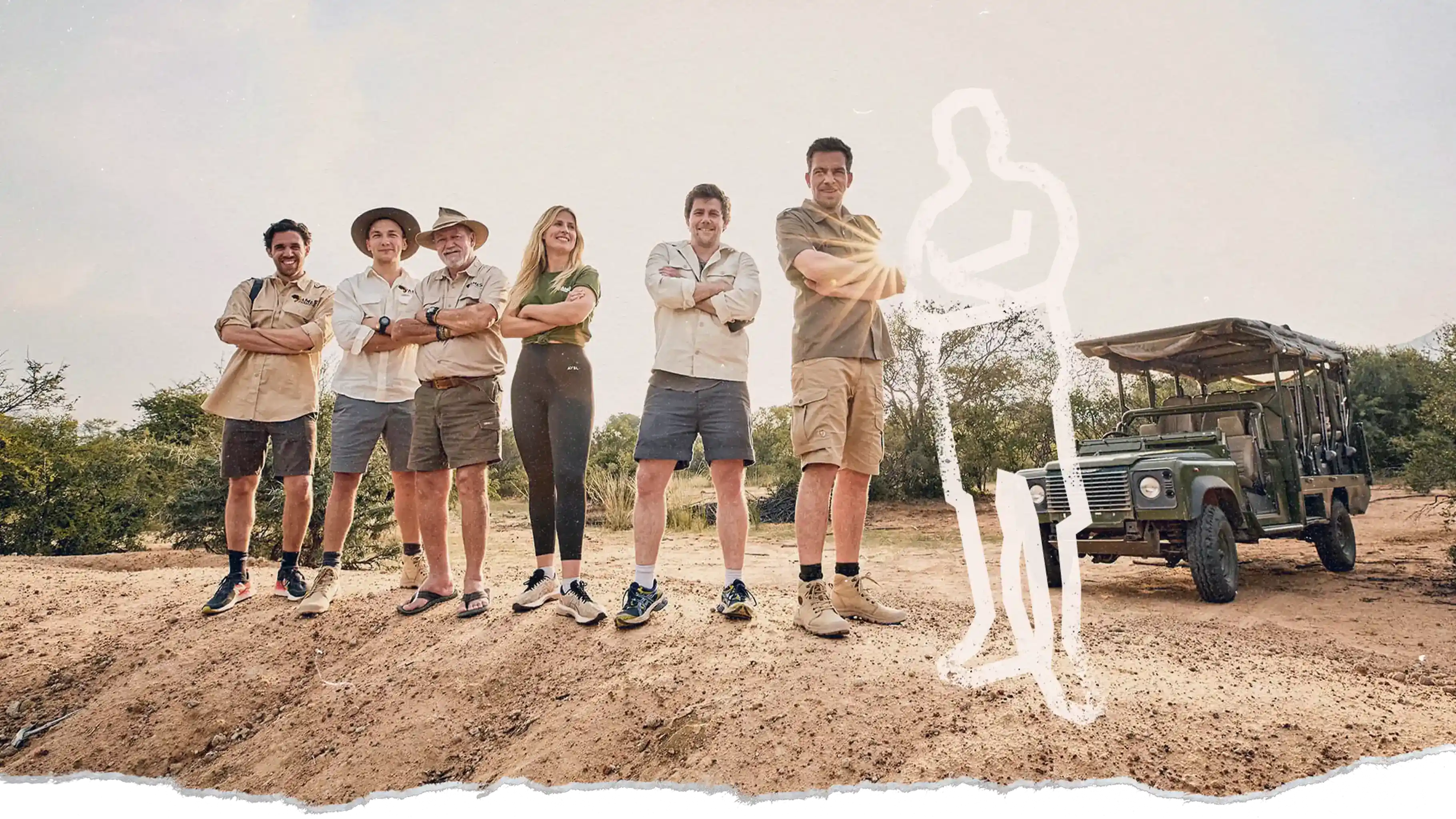 (Mit-)Gründerteam und Les Brett posieren vor einem Safaritruck mit skizziertem Umriss einer Person auf zerrissenem Papierhintergrund